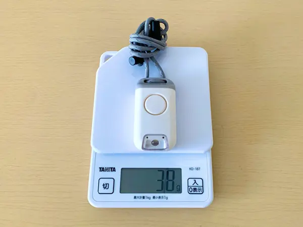 キングジムの防犯ブザー付きポータブルライト『ポタラ』の検証写真です。電池なしで本体の重さを実測した画像です。