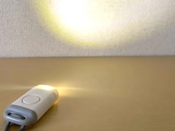 キングジムの防犯ブザー付きポータブルライト『ポタラ』の検証写真です。LEDライトの点灯させてみた様子です。