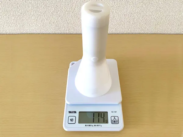 無印良品 『LED懐中電灯』の検証写真です。実際に本体の重さを測った画像です。本体だけの重さが114グラムと非常に軽くできています。