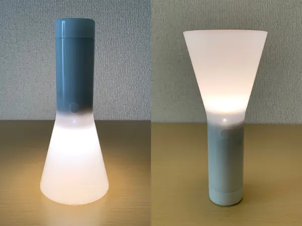 無印良品 『LED懐中電灯』の検証写真です。実際にライトを点灯させて、ライトシェードを上に向けた場合と下に向けた場合を撮影したものです。下に向けた場合はランタンのような優しい光を放っていて、落ち着いた感じになり、災害時にもホッとできる光になりそうです。
