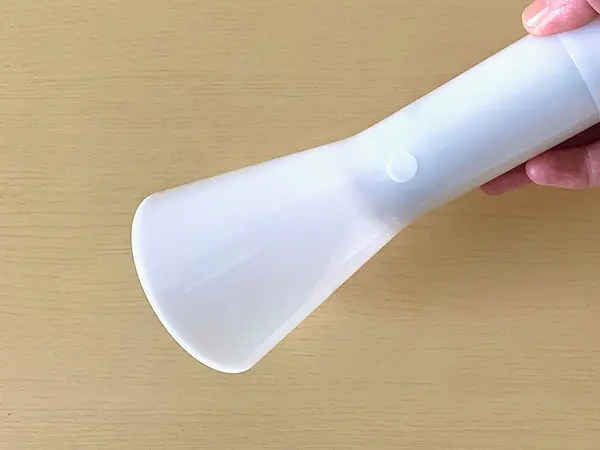 無印良品 『LED懐中電灯』の検証写真です。実際に持ってみた感じの画像です。ボタン部分だけ素材が変えてあるので、手の感覚でスイッチを押すことができそうです。