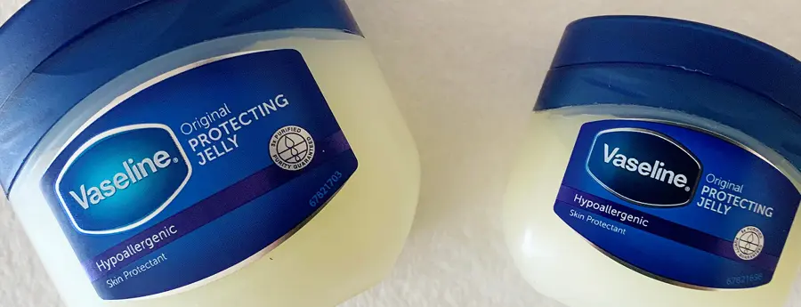 『ワセリン』最強説は本当か？「保湿・着火・保護」の三段階活用。ポーチに忍ばせるべき１gの正体。の投稿記事のトップ写真です。ユニリーバから販売されている『ヴァセリン』の青いパッケージイメージ画像です。大小２つの製品が並んでいます。