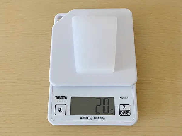 無印良品『携帯用シリコーンコップ』の検証写真です。実際にシリコーンカップの重さを測っている画像です。本体の重さは20グラムで、とても軽くできています。