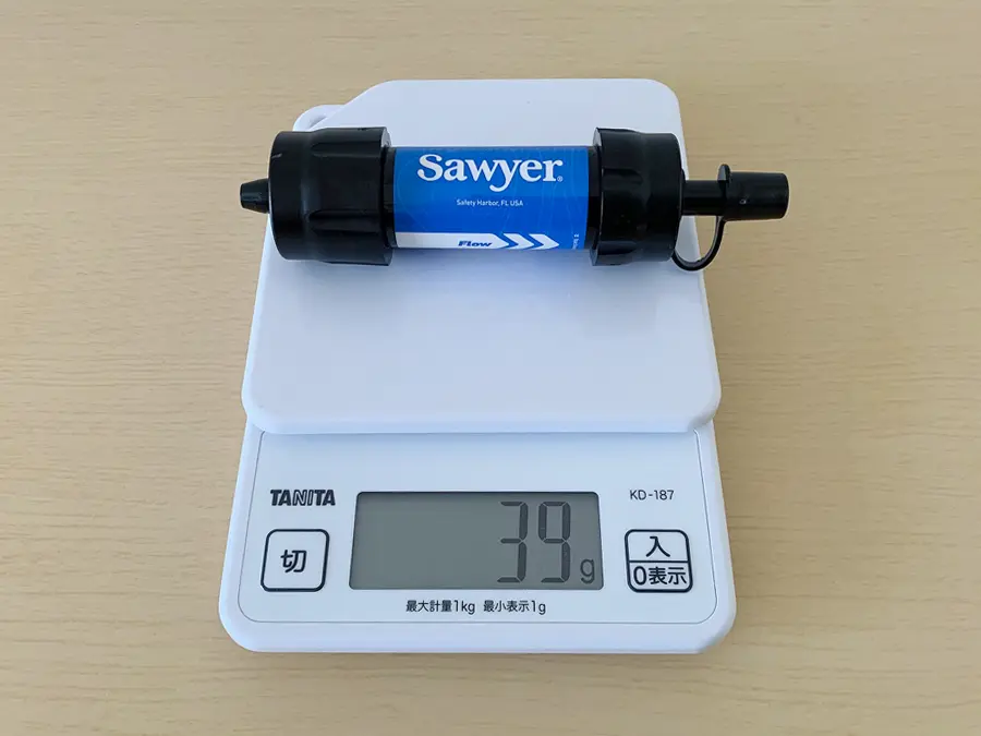 SAWYER『ソーヤーミニ』 レビュー画像です。重さを測っている画像です。重さは本体単体でわずか39グラム。ピーマン1個と同じ重さぐらいです。リュックの中に携帯してもかさばらず重くありません。