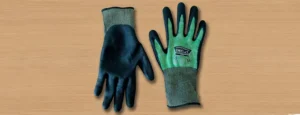 ワークマン『防刃手袋』レビュー画像です。ブログのトップページからワークマン『防刃手袋』の検証ページへの誘導ボタンに使用する画像です。色は淡いグリーンの手袋で手の甲面がグリーンで手のひら面が黒色のニトリル素材で作られています。