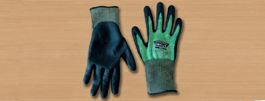 ワークマン『防刃手袋』レビュー画像です。ブログのトップページからワークマン『防刃手袋』の検証ページへの誘導ボタンに使用する画像です。色は淡いグリーンの手袋で手の甲面がグリーンで手のひら面が黒色のニトリル素材で作られています。