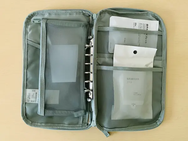 無印良品『コレクションケースA5スリム』の検証写真です。ファスナーを開けて、実際にポケットなどに物を入れてみた画像になります。普段のかばんの中の整理や細かいものをこの中にまとめて使うことができそうです。また非常時にも充電バッテリーや携帯用のシリコーンカップ、常備薬などを入れておくと役に立ちそうです。