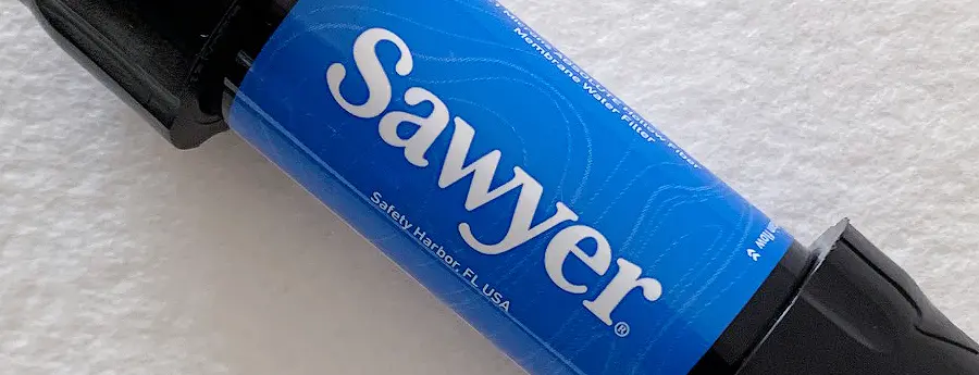 SAWYER『ソーヤーミニ』 レビュー画像です。検証ページのトップ画像で、製品のアップされたイメージ画像になっています。製品は青色と両サイドが黒色になっています。