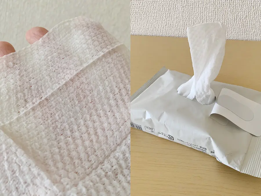 無印良品『水のいらないシャンプーシート』の検証写真です。パッケージからシートを取り出している画像です。少し凹凸のあるシートであることがわかります。