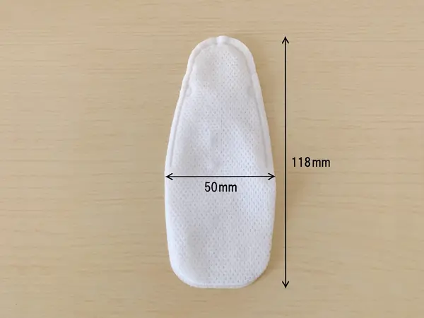 無印良品『指型歯みがきシート』の検証写真です。実際に中のシートを出して、大きさを測定しました。縦が118ミリで横幅が50ミリ。大人の男性の指でも余裕があって、はめることができますが、子供には少し大きい感じです。