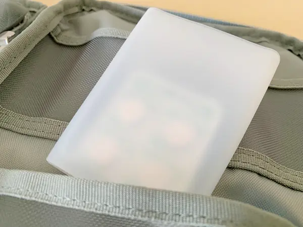 無印良品『携帯用シリコーンコップ』の検証写真です。カップが半透明な素材なので自分の薬などの持ち歩き用の入れ物にも使えることを撮影した画像です。