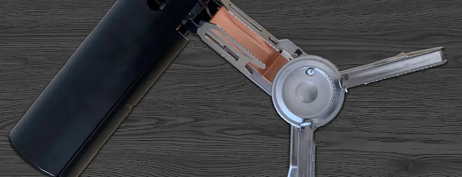 スノーピークから販売されている『Home & Campバーナー』の写真です。ブログのスノーピーク『Home & Campバーナー』の検証レビューのトップ画像です。製品を上から撮影したもので、木のテープルの上にバーナーがのっています。